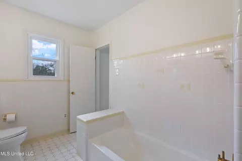 Bath - 404 Coleman St, Como, MS 38619 photo 4 of 7