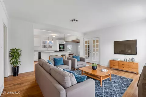 Living - 404 Coleman St, Como, MS 38619 photo 1 of 7