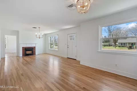 Living - 404 Coleman St, Como, MS 38619 photo 2 of 7