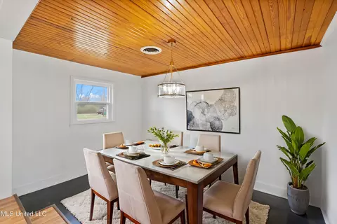 Dining - 404 Coleman St, Como, MS 38619 photo 2 of 3