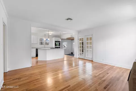 Living - 404 Coleman St, Como, MS 38619 photo 5 of 7