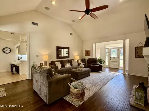 Living - 104 Copper Ridge Dr, Brandon, MS 39042 photo 5 of 5