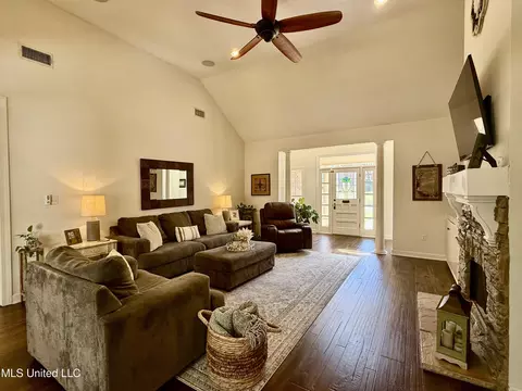 Living - 104 Copper Ridge Dr, Brandon, MS 39042 photo 4 of 5