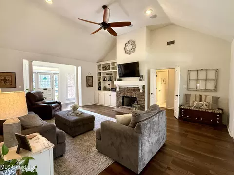 Living - 104 Copper Ridge Dr, Brandon, MS 39042 photo 2 of 5