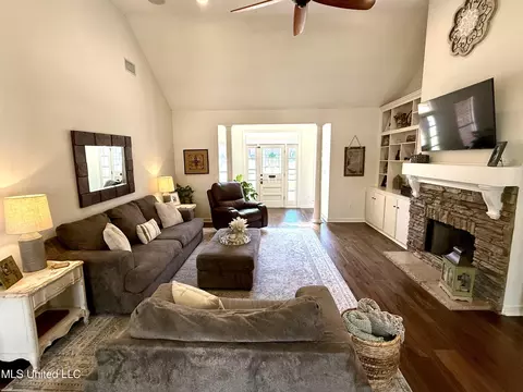 Living - 104 Copper Ridge Dr, Brandon, MS 39042 photo 3 of 5