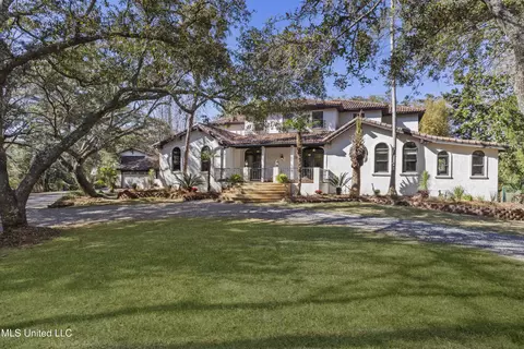 1105 Le Voyageur Dr, Ocean Springs, MS 39564
