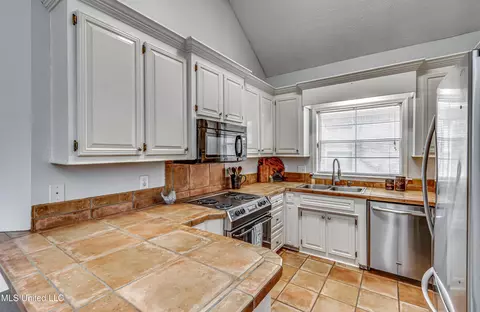 Kitchen - 3041 Windwood Cir, Flowood, MS 39232 photo 1 of 5