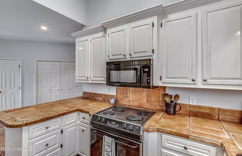 Kitchen - 3041 Windwood Cir, Flowood, MS 39232 photo 4 of 5