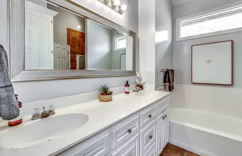Bath - 3041 Windwood Cir, Flowood, MS 39232 photo 2 of 5