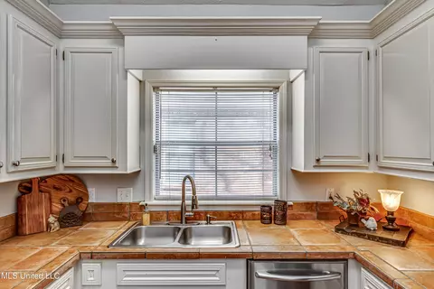 Kitchen - 3041 Windwood Cir, Flowood, MS 39232 photo 2 of 5