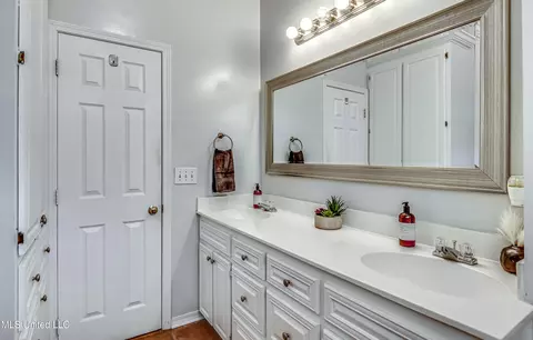 Bath - 3041 Windwood Cir, Flowood, MS 39232 photo 1 of 5