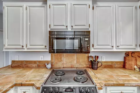 Kitchen - 3041 Windwood Cir, Flowood, MS 39232 photo 3 of 5