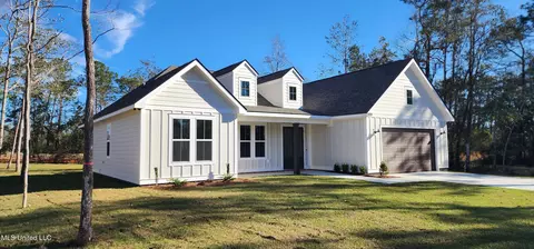 5820 Aupuni Pl, Diamondhead, MS 39525