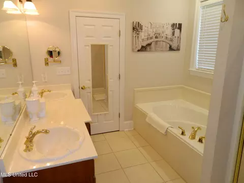 Bath - 7918 Ewa Ct, Diamondhead, MS 39525 photo 2 of 7