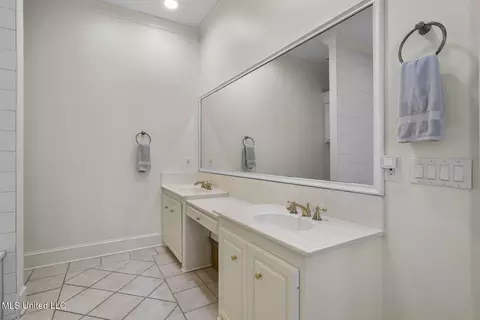 Bath - 1922 E Northside Dr, Jackson, MS 39211 photo 2 of 4