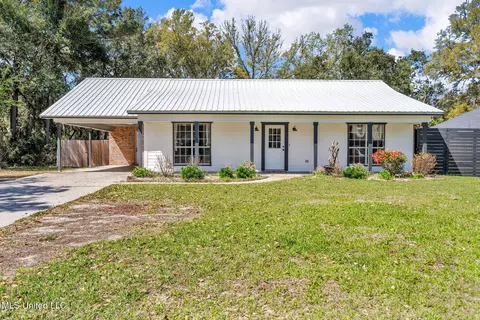 1525 S 8th St, Ocean Springs, MS 39564