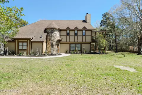 8900 Dana Rd, Biloxi, MS 39532
