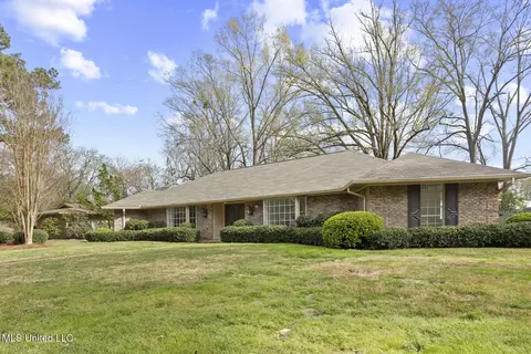 5435 Charter Oak Pl, Jackson, MS 39211