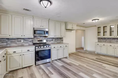 Kitchen - 107 Martha Ln, Brandon, MS 39042 photo 2 of 2