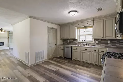 Entry Way - 107 Martha Ln, Brandon, MS 39042 photo 1 of 2