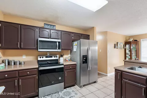 Kitchen - 1405 Holly Springs Rd, Hernando, MS 38632 photo 2 of 3
