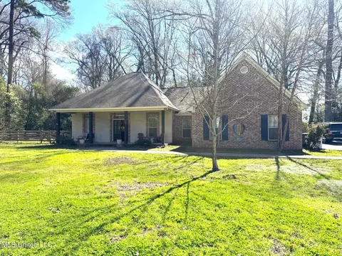 4 Bayou Ln, Natchez, MS 39120