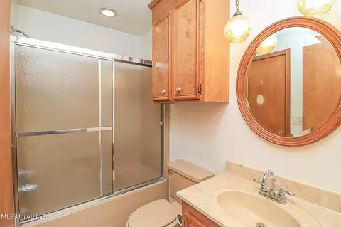 Bath - 707 Endris Rd, Canton, MS 39046 photo 3 of 6