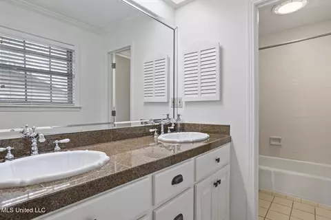 Bath - 5410 Charter Oak Pl, Jackson, MS 39211 photo 5 of 6