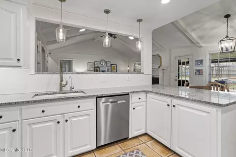 Kitchen - 5410 Charter Oak Pl, Jackson, MS 39211 photo 4 of 4