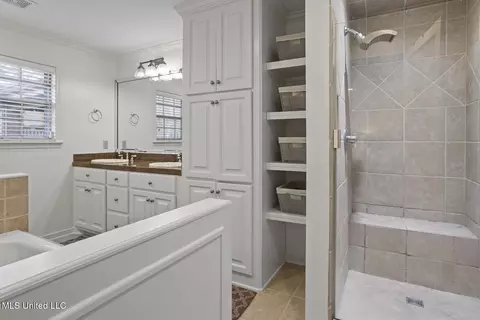 Bath - 5410 Charter Oak Pl, Jackson, MS 39211 photo 1 of 6