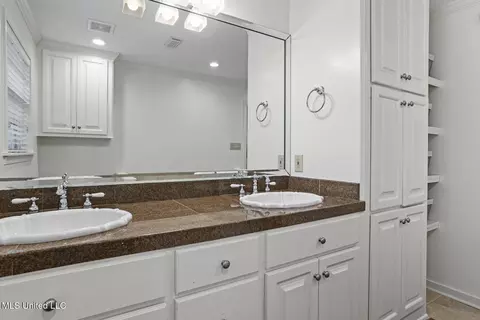 Bath - 5410 Charter Oak Pl, Jackson, MS 39211 photo 4 of 6