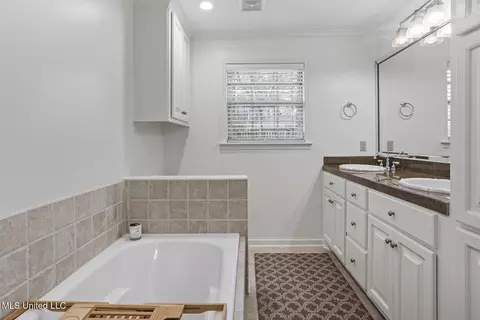 Bath - 5410 Charter Oak Pl, Jackson, MS 39211 photo 2 of 6