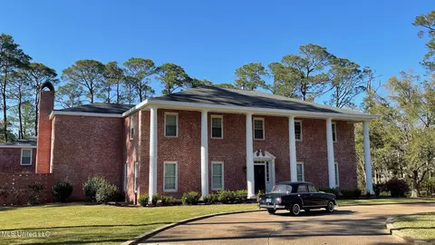 166 Bayou Cir, Gulfport, MS 39507