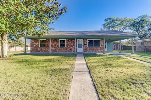 2330 Middlecoff Dr, Gulfport, MS 39507