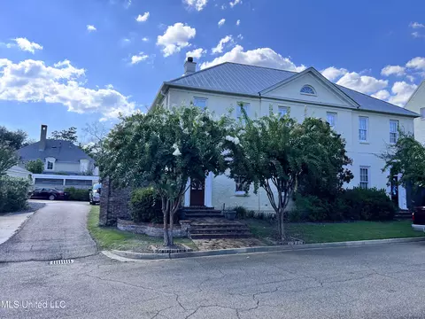 2 Fondren Green Cir, Jackson, MS 39216