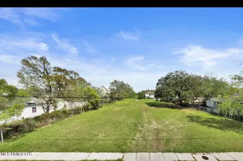 1118 Oak St, Biloxi, MS 39530