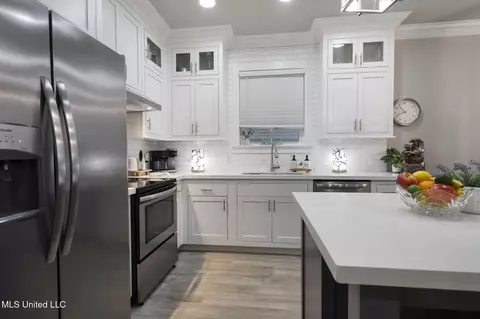 Kitchen - 87108 Highpoint Dr, Diamondhead, MS 39525 photo 1 of 3