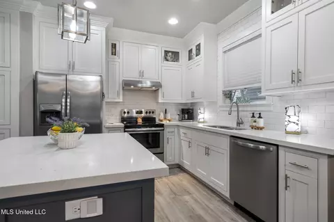 Kitchen - 87108 Highpoint Dr, Diamondhead, MS 39525 photo 2 of 3