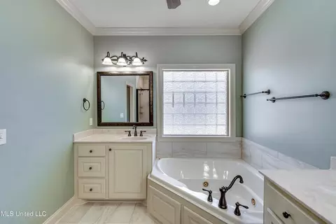 Bath - 175 Eastside Dr, Brandon, MS 39047 photo 4 of 7