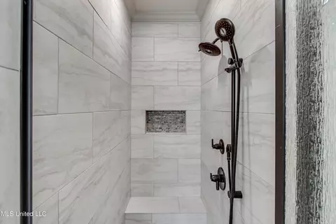 Bath - 175 Eastside Dr, Brandon, MS 39047 photo 5 of 7