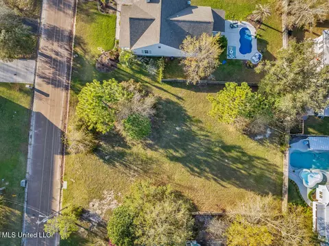 112 Seabrook Dr, Waveland, MS 39576