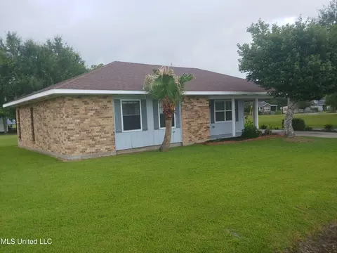 104 Tiffany St, Waveland, MS 39576