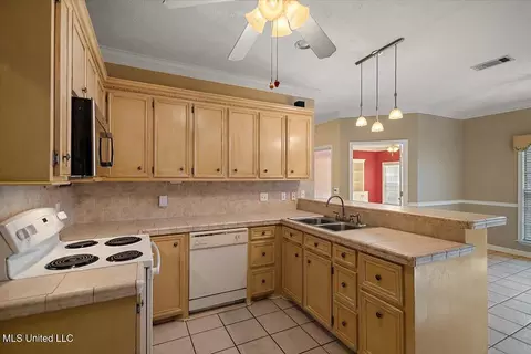 Kitchen - 152 Pavilion Dr, Brandon, MS 39042 photo 2 of 3