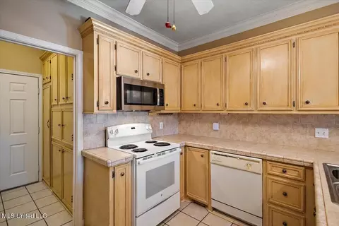 Kitchen - 152 Pavilion Dr, Brandon, MS 39042 photo 3 of 3