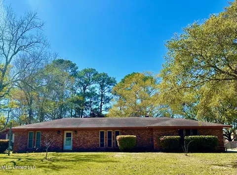 205 Saint Andrews Dr, Ocean Springs, MS 39564