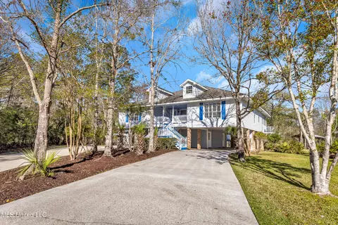 8240 Maunalani Pl, Diamondhead, MS 39525