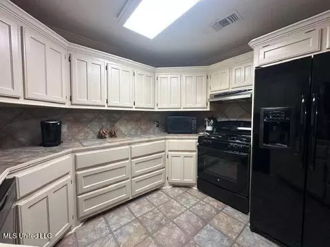 Kitchen - 3026 Daves Cir, Brandon, MS 39042 photo 2 of 3