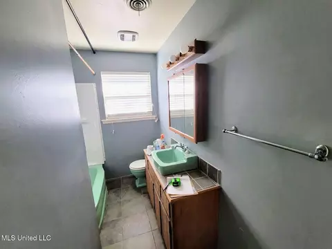 Bath - 1817 Wisteria Dr, Jackson, MS 39204 photo 1 of 3