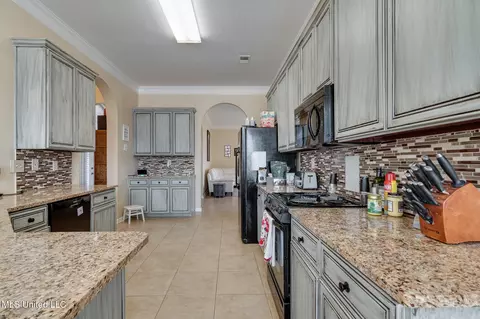 Kitchen - 7480 Davidson Rd, Olive Branch, MS 38654 photo 4 of 6