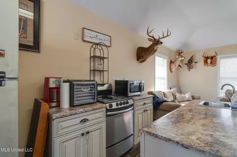 Kitchen - 7480 Davidson Rd, Olive Branch, MS 38654 photo 6 of 6